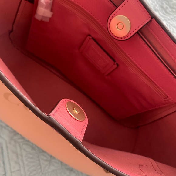 NWT Coach tote, lovely colors and design - Picture 13 of 15